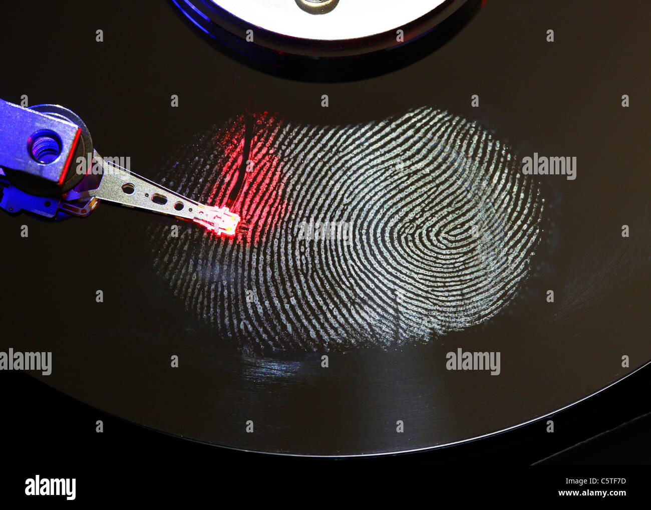 Unità disco rigido del computer, si è aperto con la scrittura/testa di lettura e un disco rigido. Impronta digitale su hard disk, simbolo foto. Foto Stock