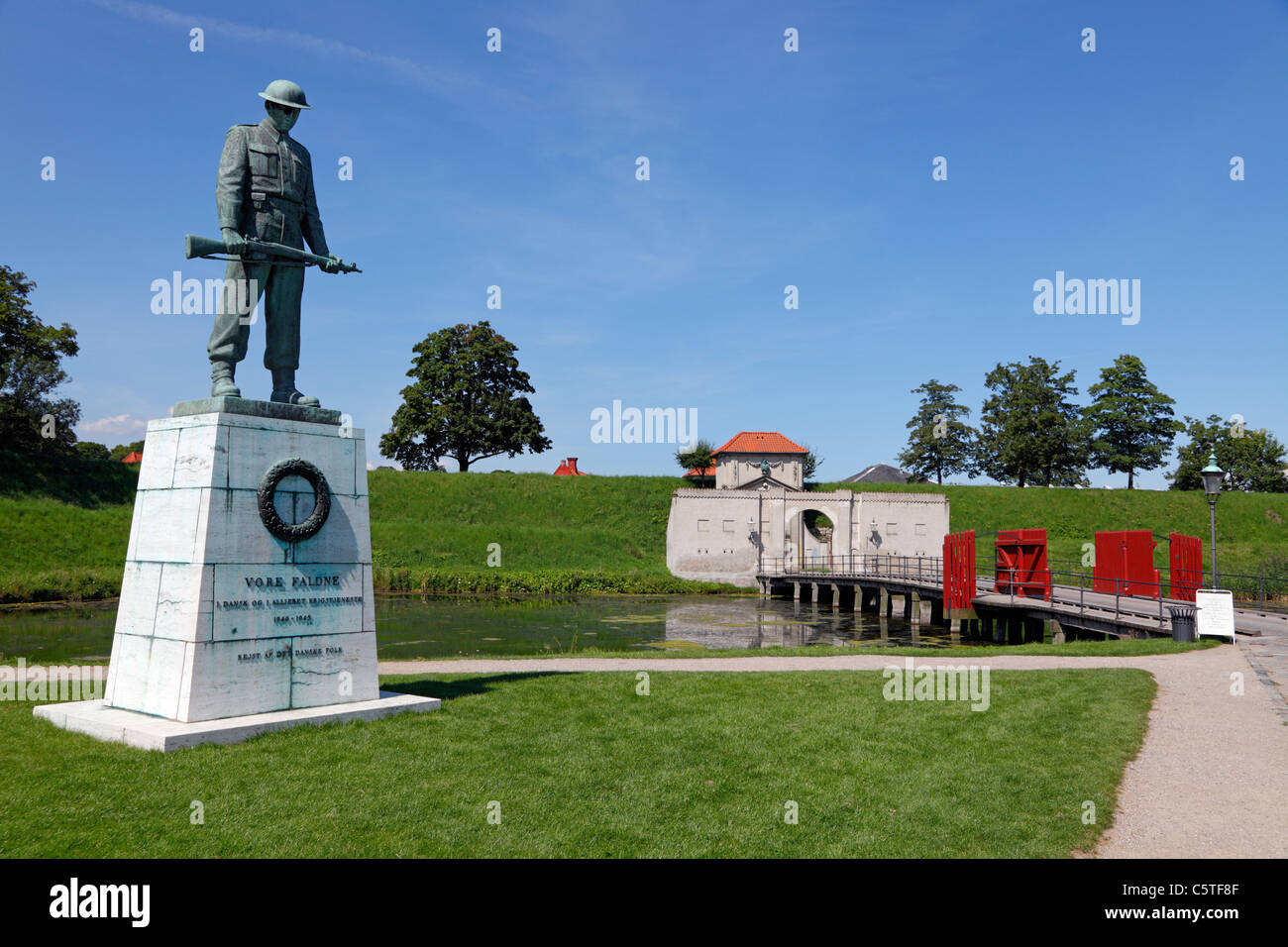 Statua del soldato e porta storica e ponte sul fossato a Kastellet - la fortificazione della Cittadella a Copenhagen, Danimarca. Seconda guerra mondiale - i nostri caduti Foto Stock