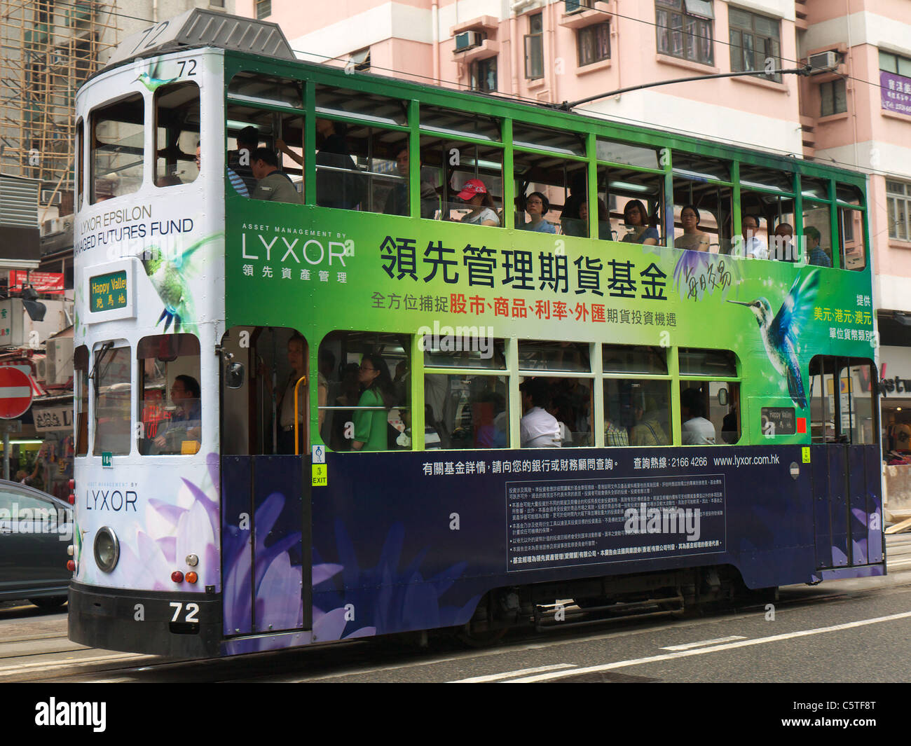 Vista laterale di un tram in movimento attraverso Hong Kong Foto Stock