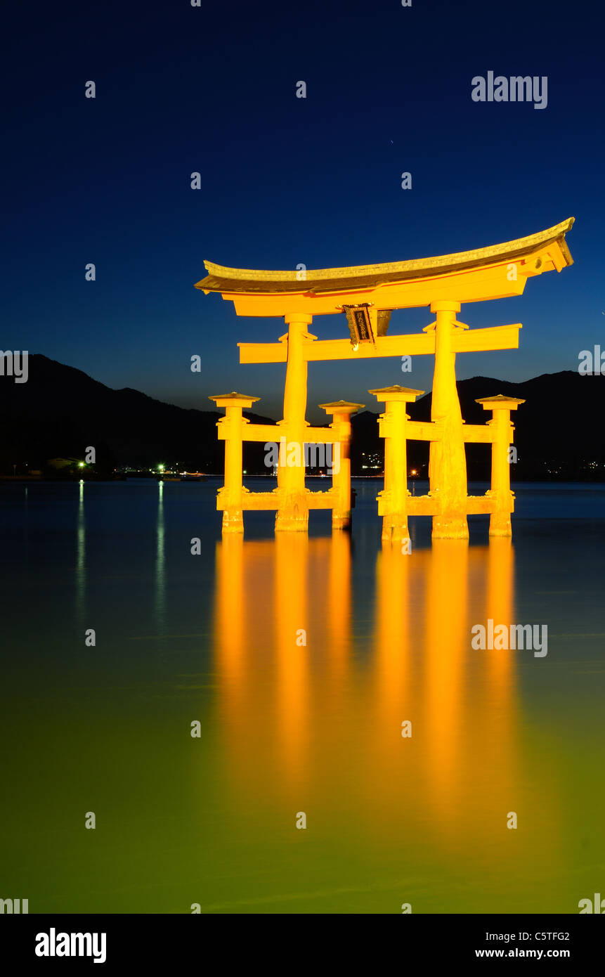 Il grande cancello Otori presso l'isola di Miyajima, Giappone accoglie i visitatori dal mare. Foto Stock