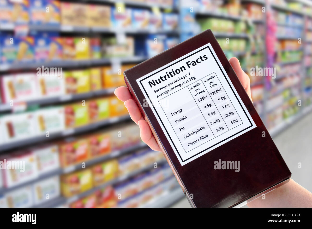 Pacchetto con informazioni nutrizionali nel supermercato Foto Stock
