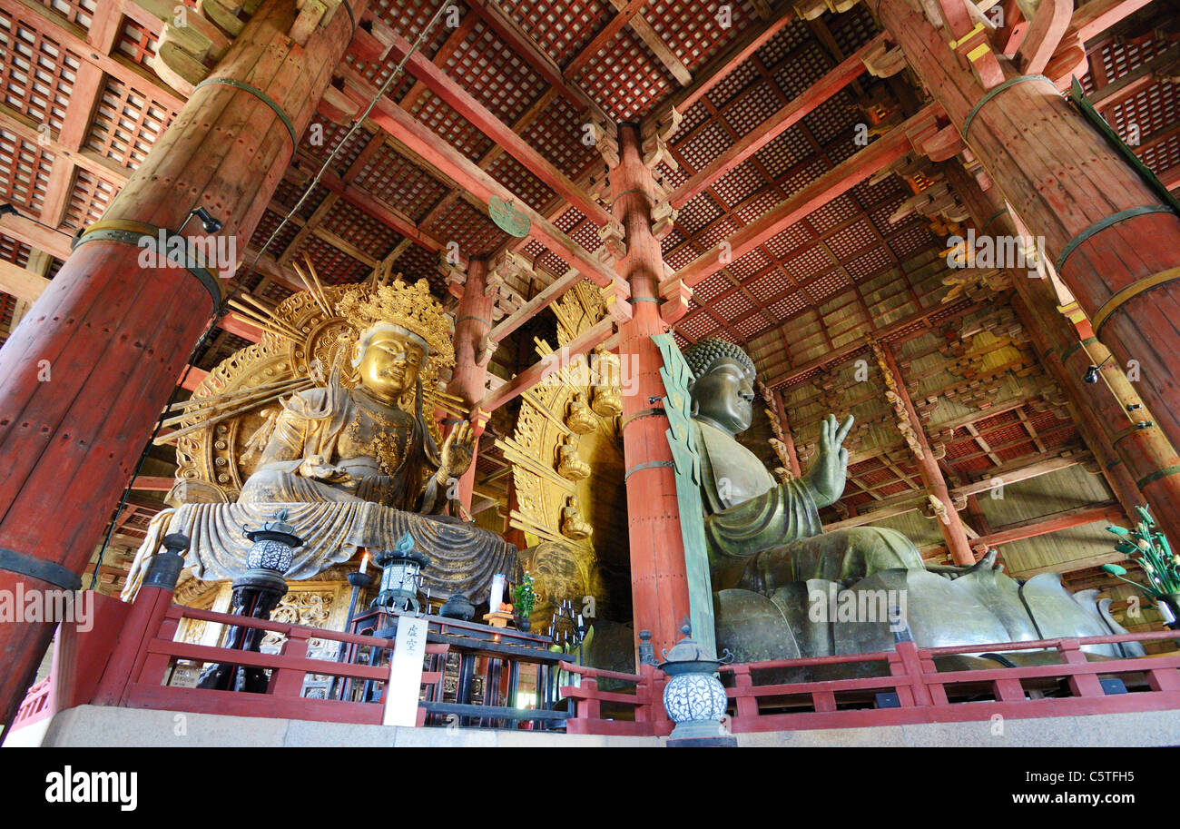 La grande statua del Buddha in Todaiji, un sito del Patrimonio Mondiale a Nara, Giappone. Foto Stock