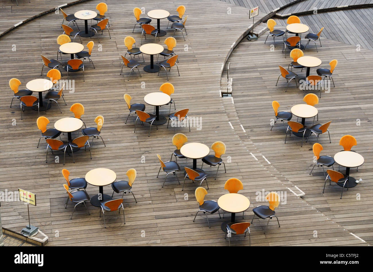 Posti a sedere presso un food court Foto Stock