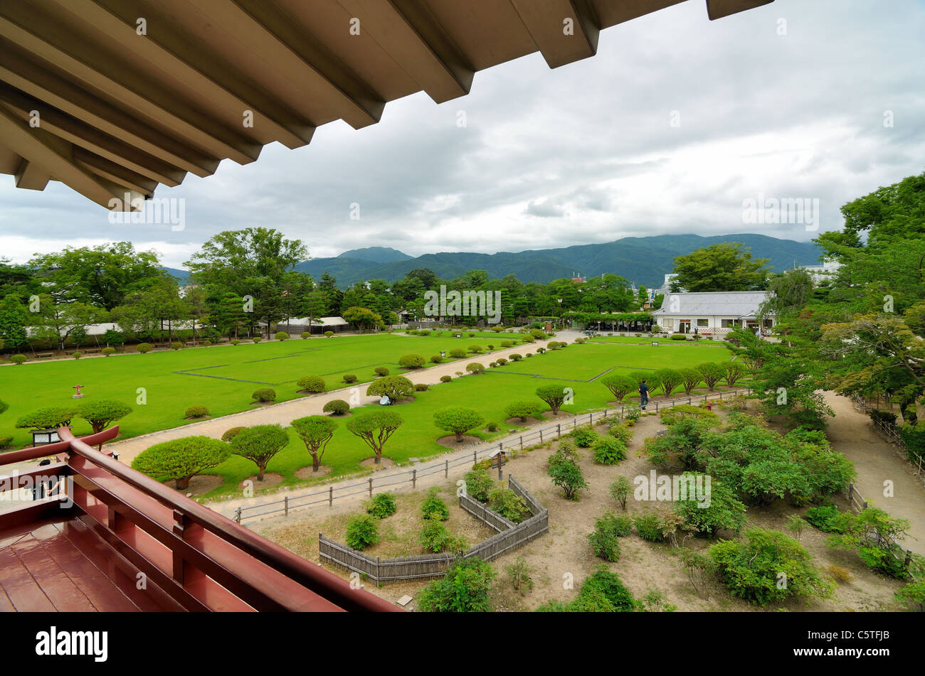 Il Castello Matsumoto motivi visti da un superiore livello di veranda in Prefettura di Nagano, Giappone. Foto Stock