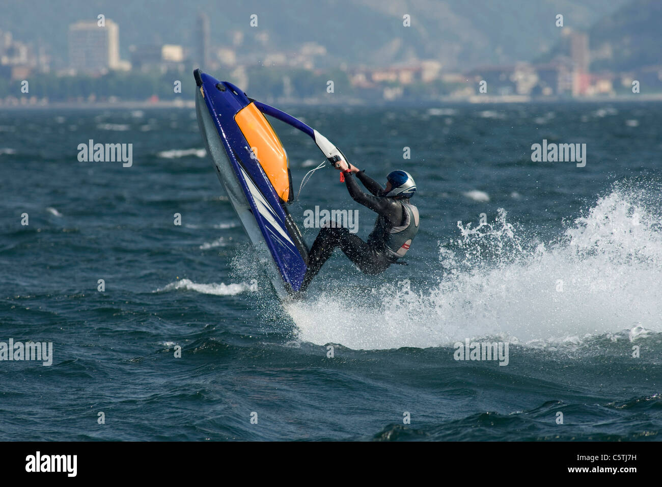 L'Italia, il lago di Como, uomo che cavalca il motoscafo Foto Stock