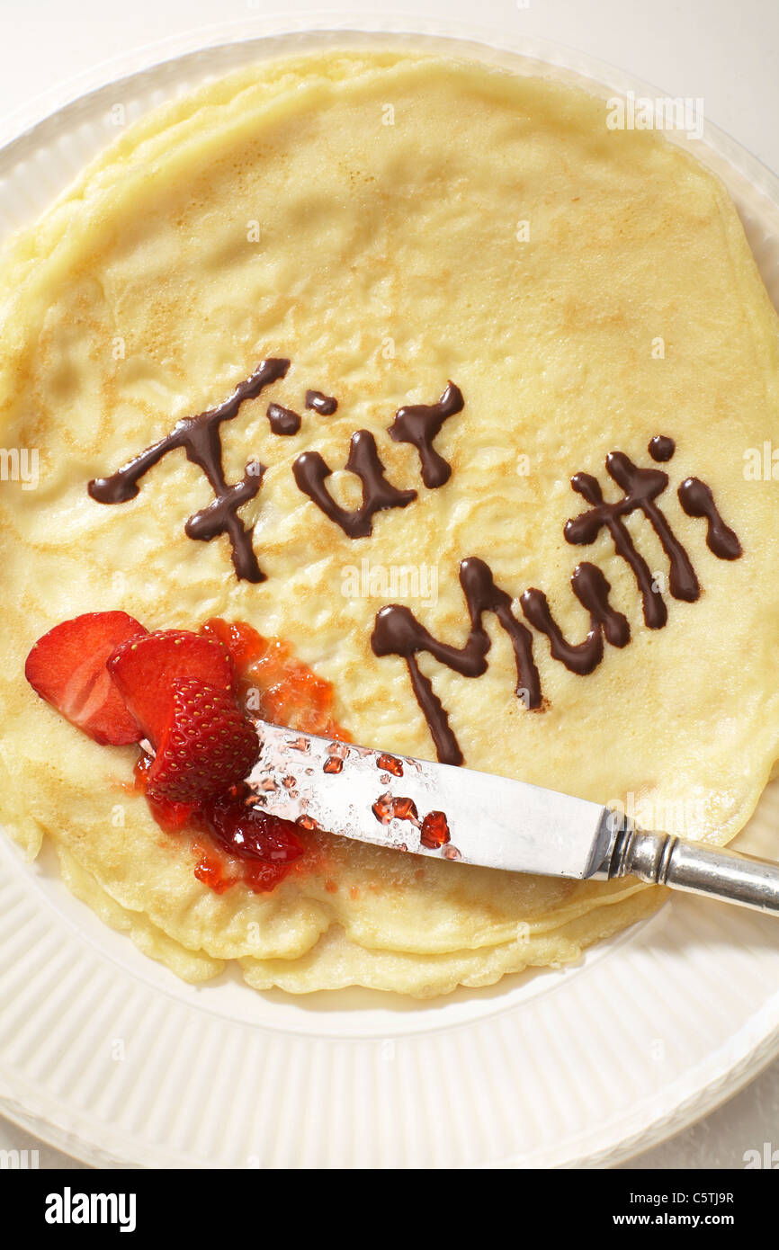 Pancake con testo in cioccolato, vista in elevazione Foto Stock