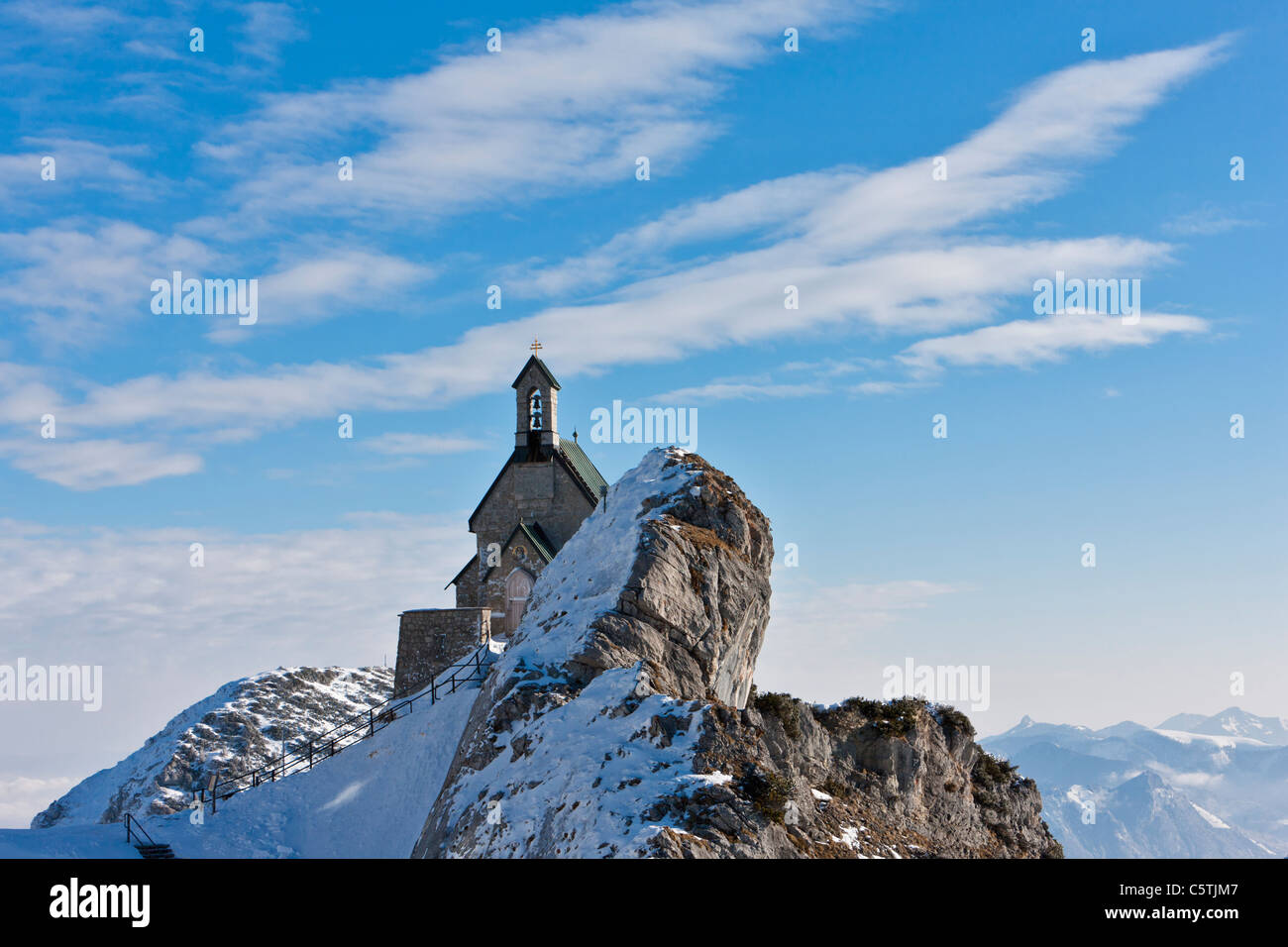 Germania del sud, Alta Baviera, vista della piccola chiesa sul monte Wendelstein Foto Stock