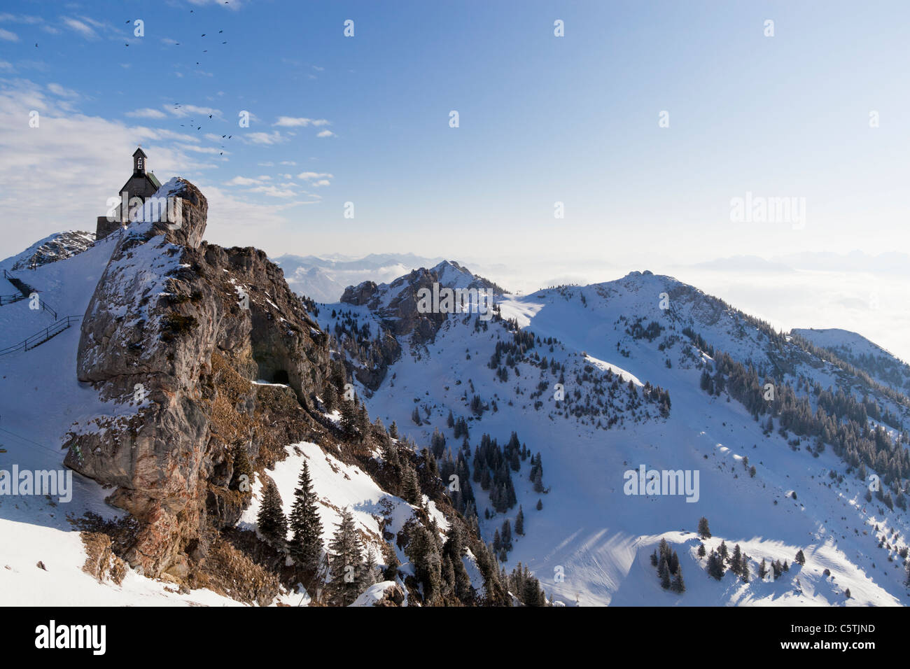 Germania del sud, Alta Baviera, vista della piccola chiesa sul monte Wendelstein Foto Stock