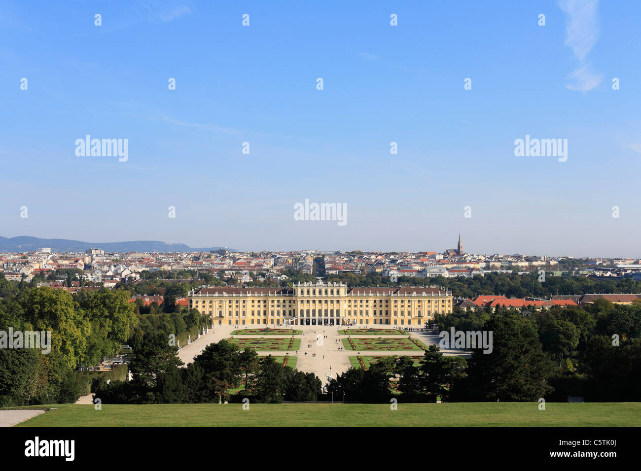 Austria, Vienna, turistico presso il Castello di Schoenbrunn Foto Stock