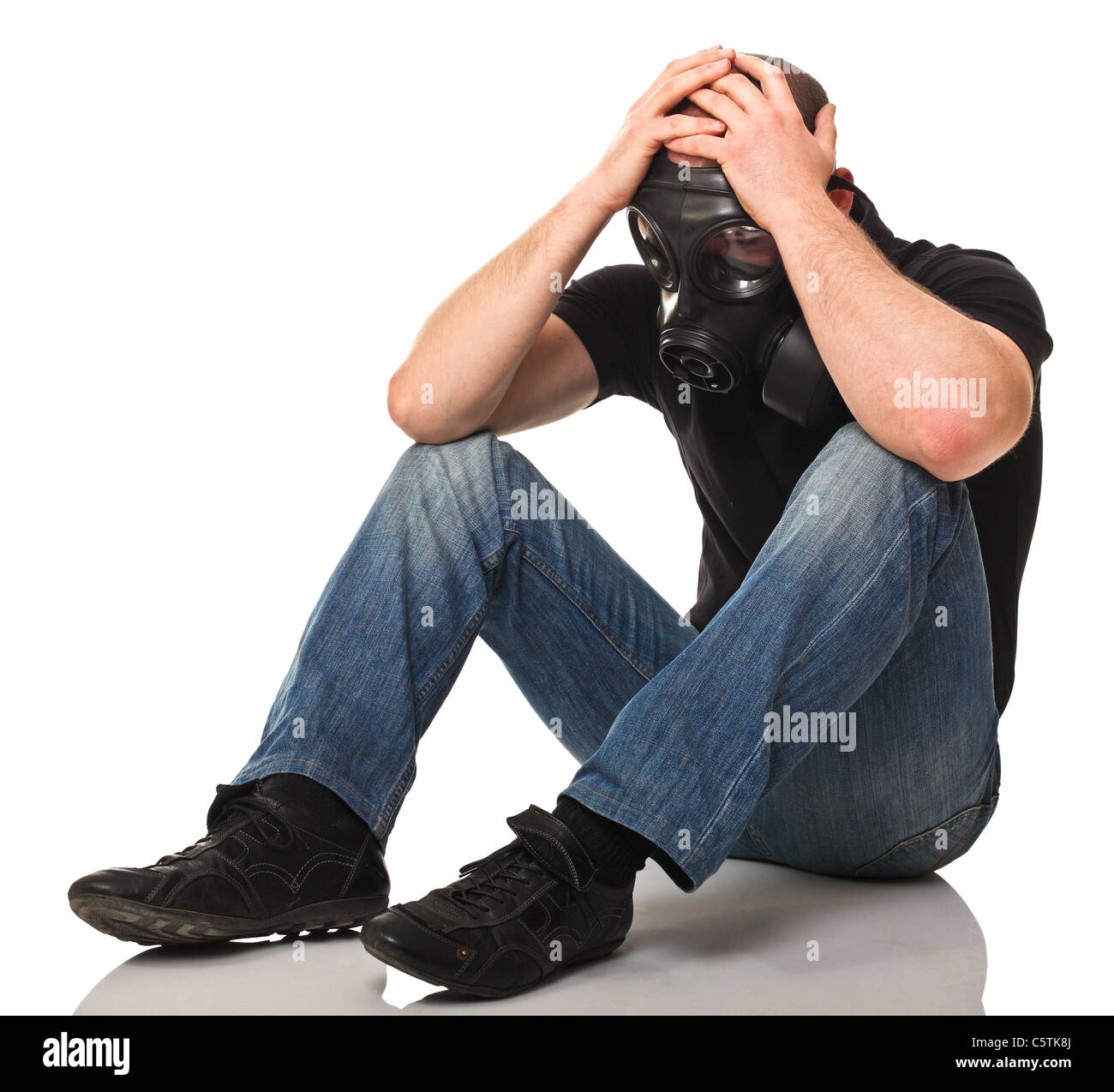 Triste uomo con maschera a gas isolato su sfondo bianco Foto Stock