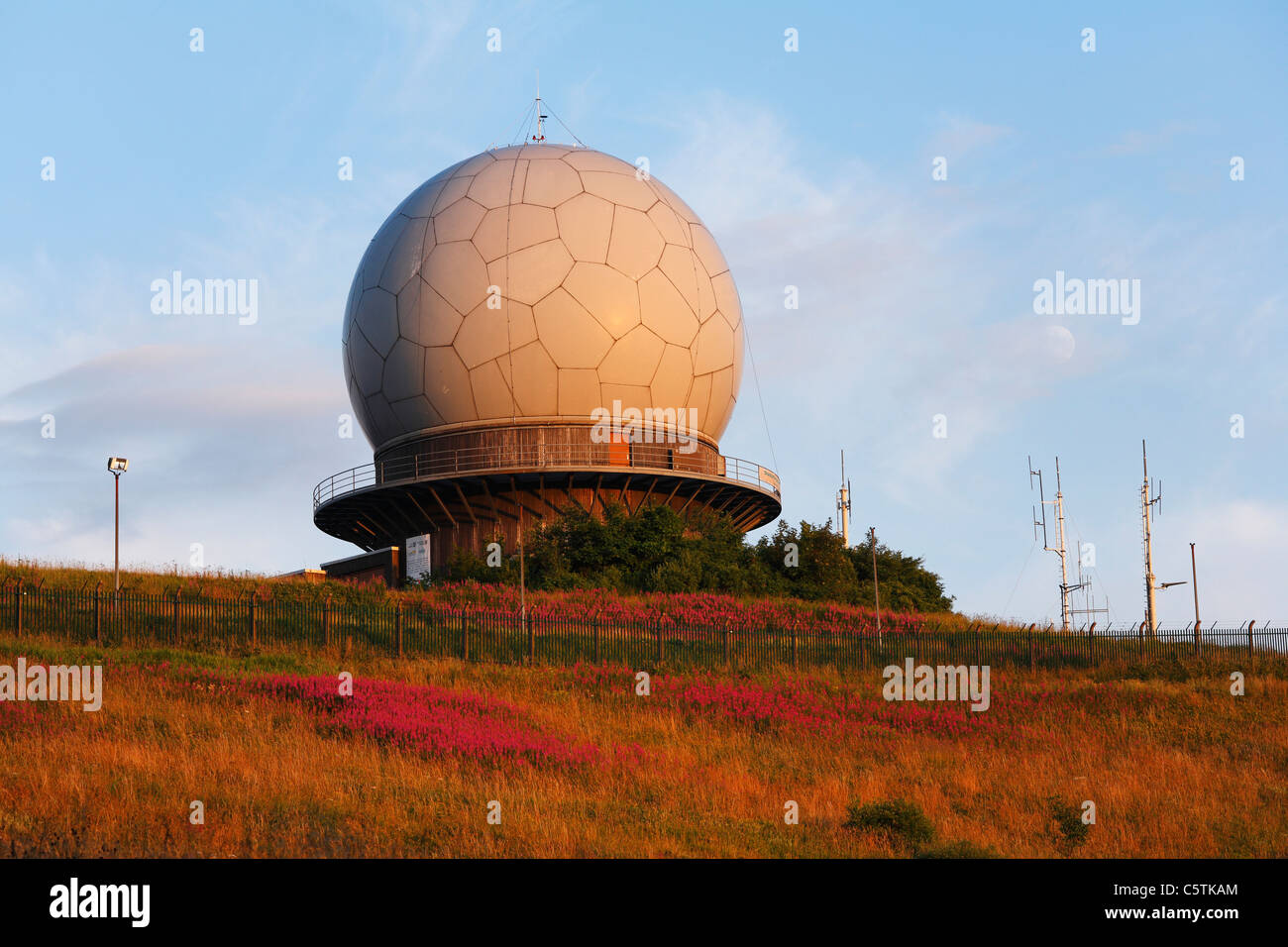 Germania, Hesse, Rhoen, vista della cupola radar al crepuscolo Foto Stock