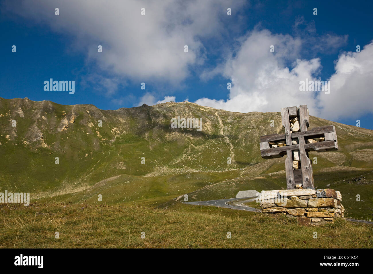 Austria, GroÃŸglockner, alta Alpine road, croce di legno Foto Stock