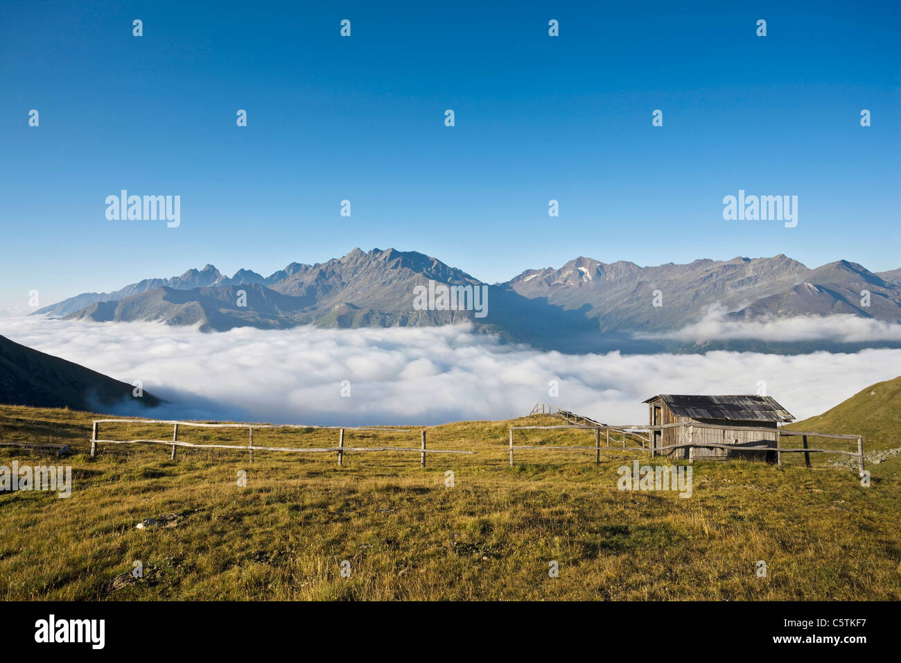 Austria, GroÃŸglockner, scenario di montagna, cabina e nuvole Foto Stock