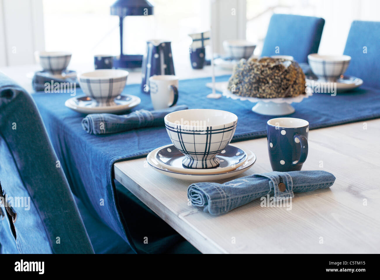 Sala da pranzo con un finlandese blu/bianco tema. Foto Stock