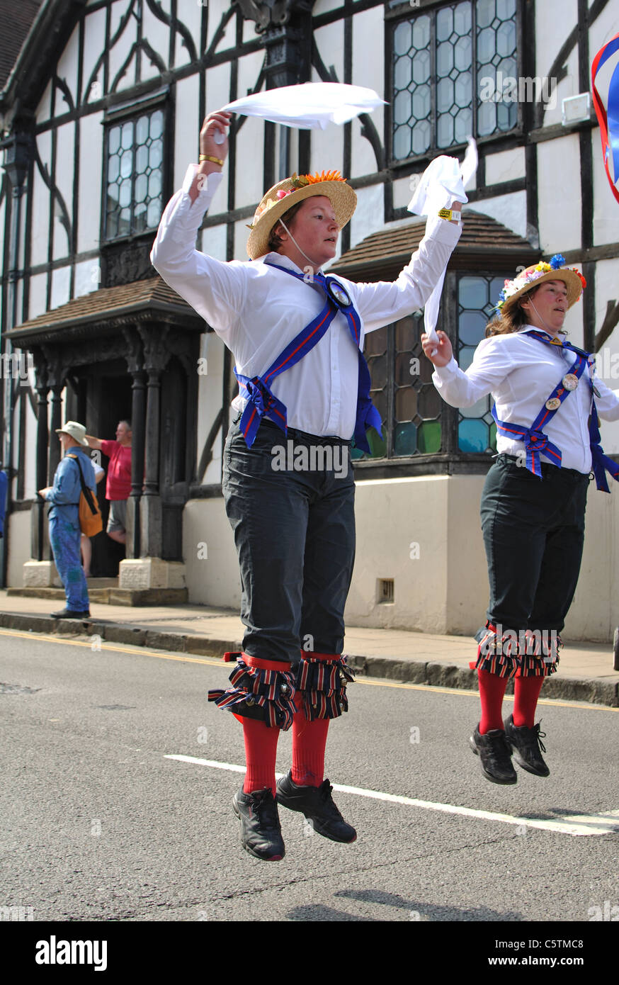 Morris dancers in parata a Warwick Folk Festival, Warwickshire, Regno Unito Foto Stock