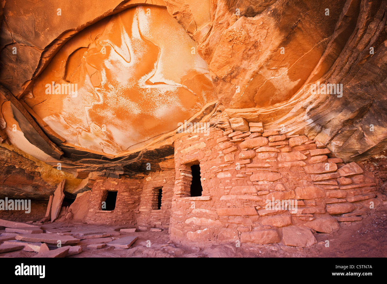 Stati Uniti d'America, Utah, caduti rovina del tetto, Indiano rovine nel North Fork di Mule Canyon Cedar Mesa Foto Stock