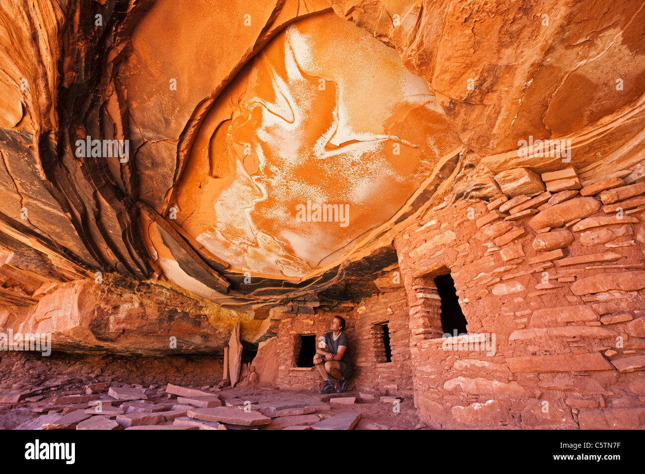 Stati Uniti d'America, Utah, caduti rovina del tetto, Indiano rovine nel North Fork di Mule Canyon Cedar Mesa, turistico Foto Stock