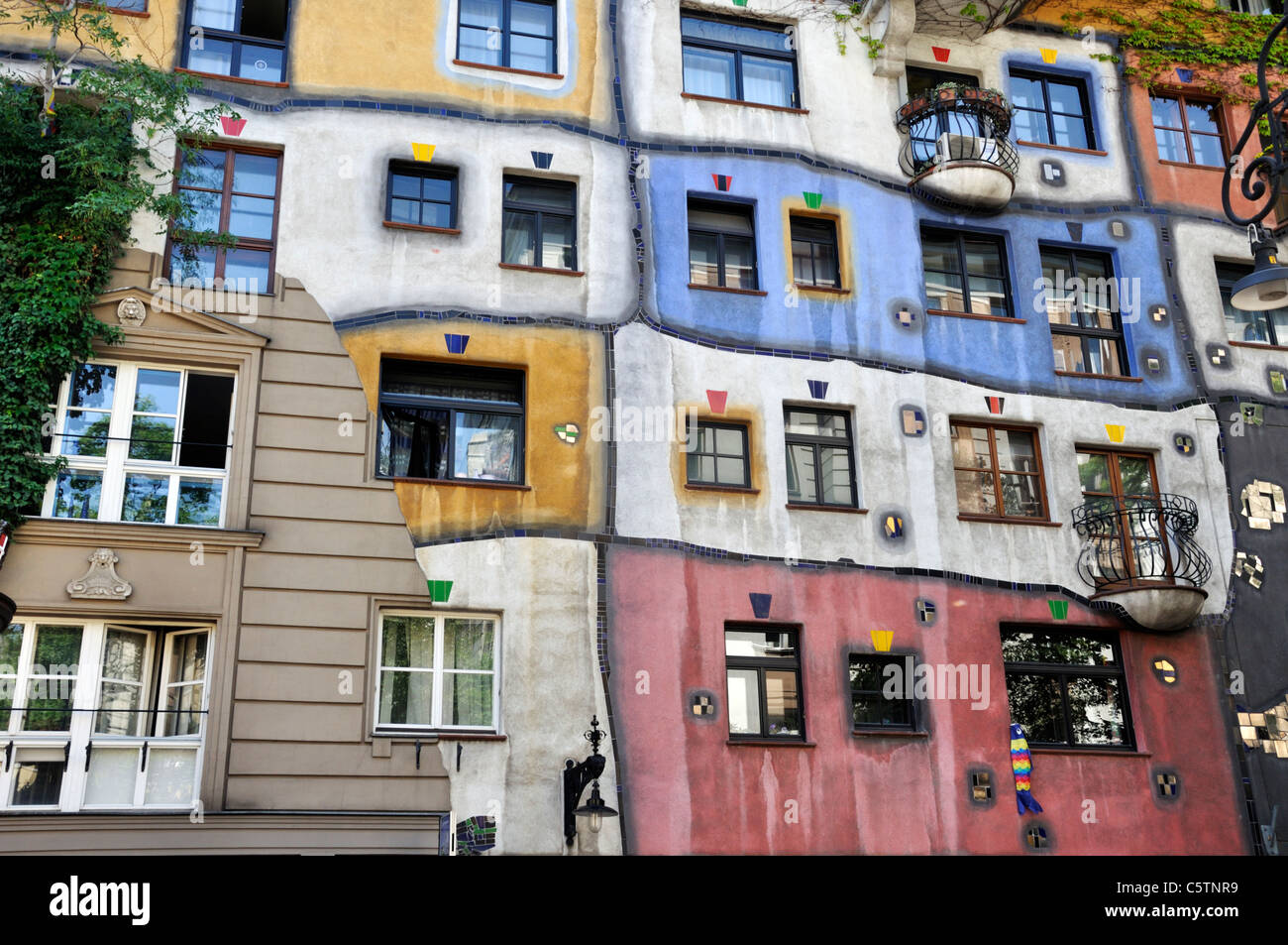 Colorata facciata della casa Hundertwasser costruito 1979-85 Vienna, Austria, Europa, giugno 2011 Foto Stock