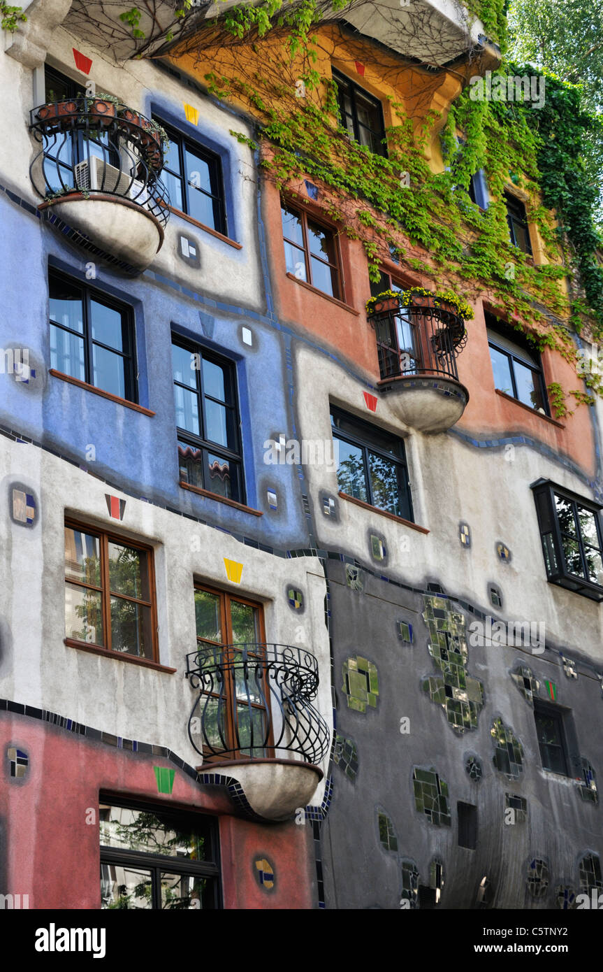 Colorata facciata della casa Hundertwasser costruito 1979-85 Vienna, Austria, Europa, giugno 2011 Foto Stock