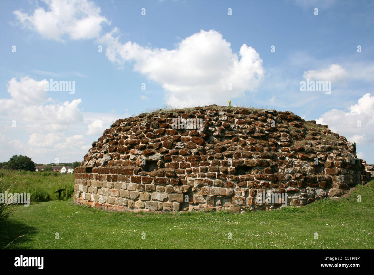 Resti di una pietra-torre al vecchio castello di Bolingbroke, Lincolnshire, Regno Unito Foto Stock