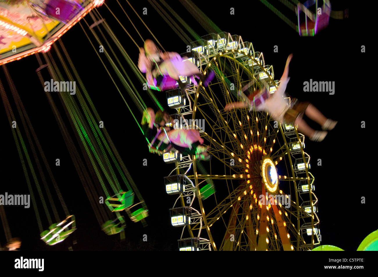 In Germania, in Baviera, Monaco di Baviera, Oktoberfest, ruota panoramica Ferris di notte Foto Stock
