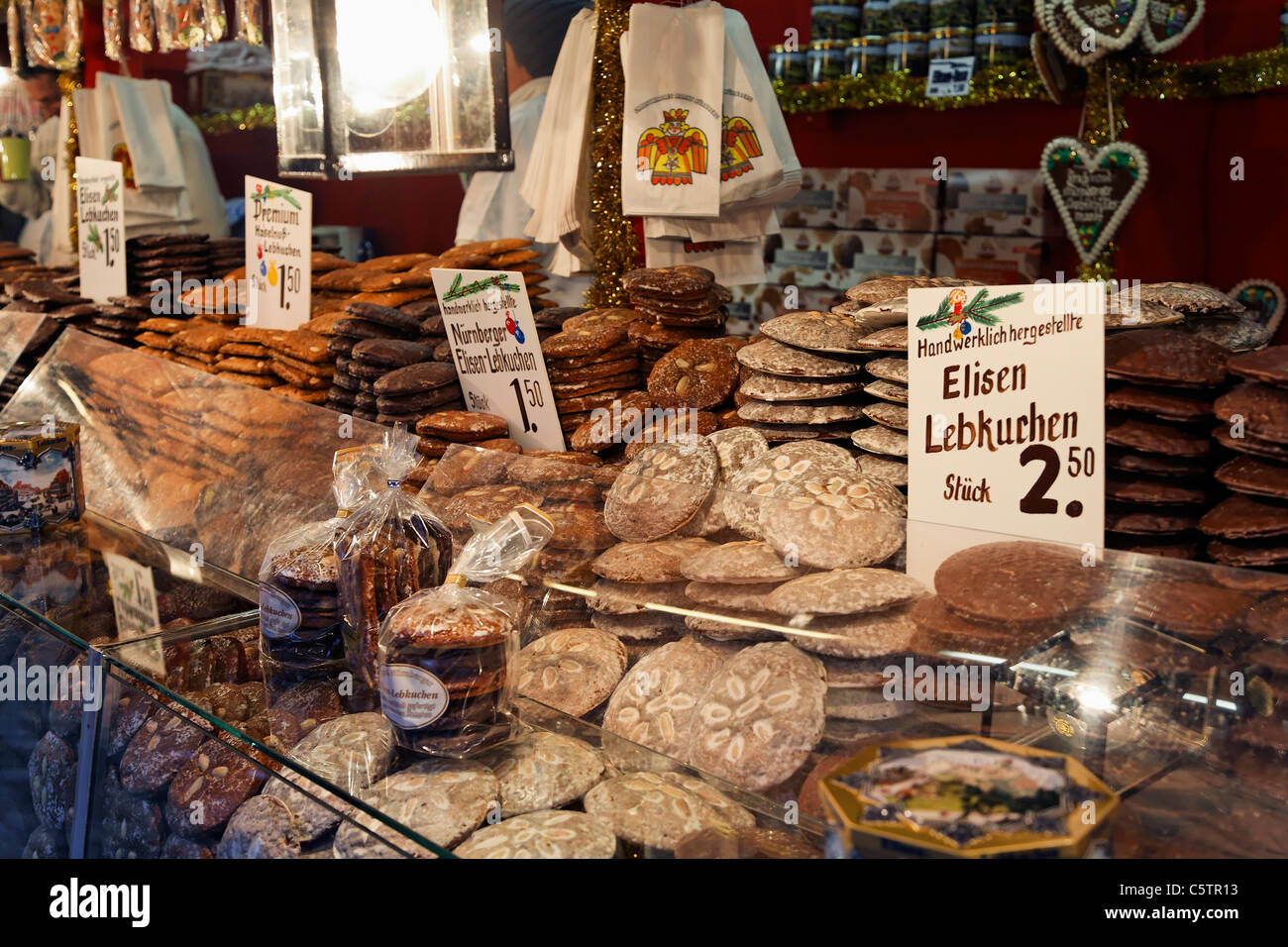 In Germania, in Baviera, Franconia, Norimberga, Gingerbread al mercatino di natale in stallo Foto Stock