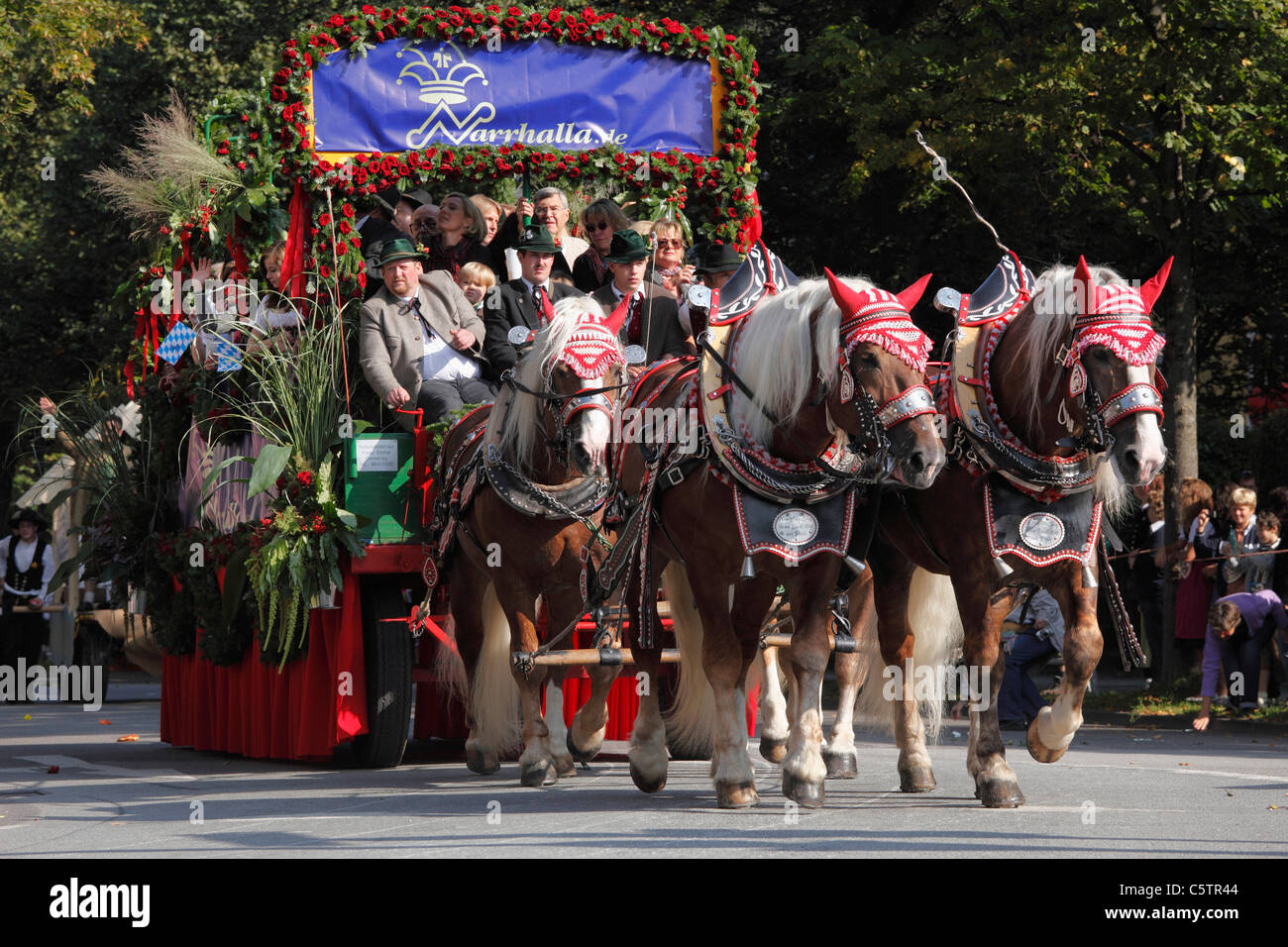 In Germania, in Baviera, Baviera, Monaco di Baviera, Costume e fucilieri la processione per l'OKTOBERFEST Foto Stock