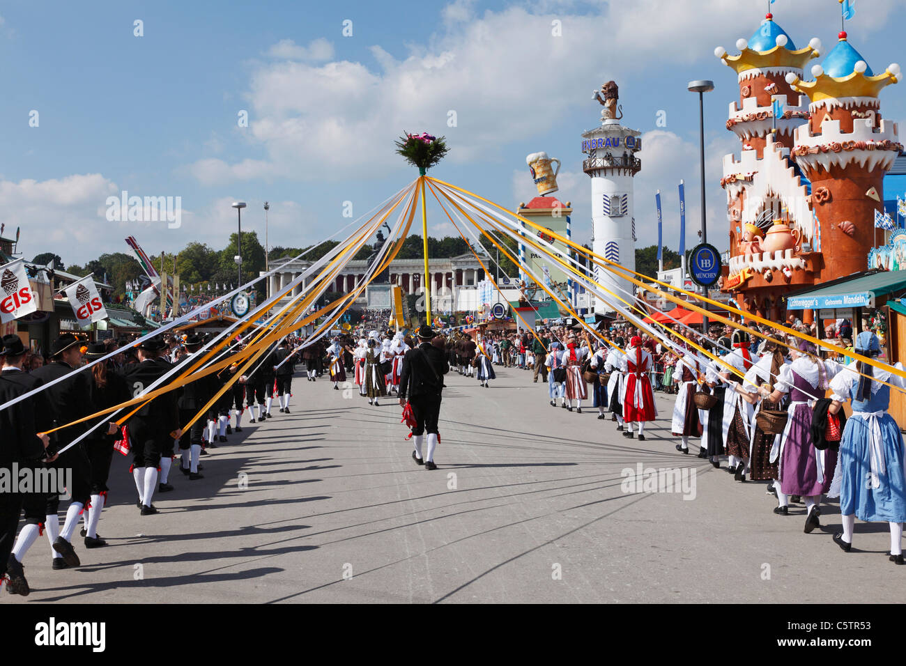 In Germania, in Baviera, Baviera, Monaco di Baviera, costume locale gruppo al Oktoberfest processione Foto Stock
