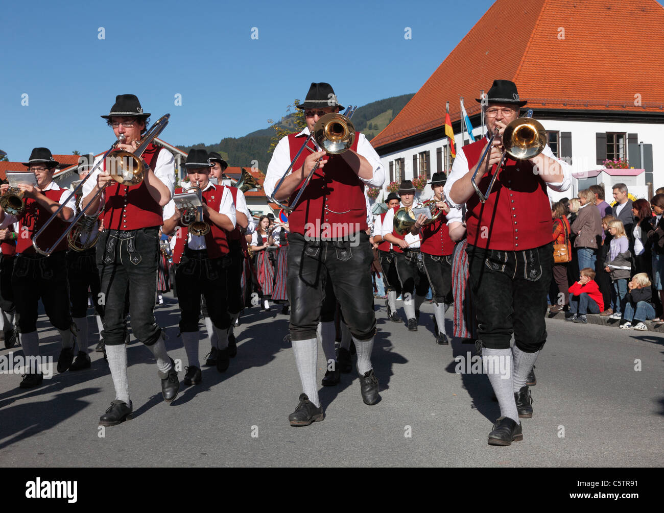 In Germania, il Land della Baviera e della Svevia, Schwaben, Allgaeu, Ostallgau, Pfronten, Music Parade di Harmoniemusik Foto Stock