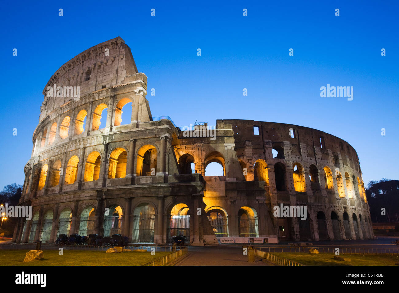 Italia, Roma Colosseo di notte Foto Stock