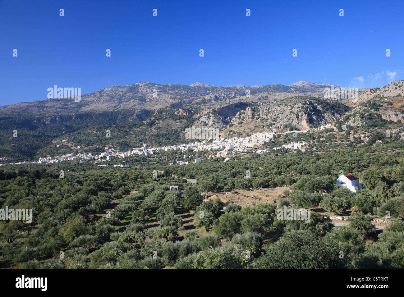 La Grecia, Creta, Kritsa, vista del villaggio vicino mountain Foto Stock