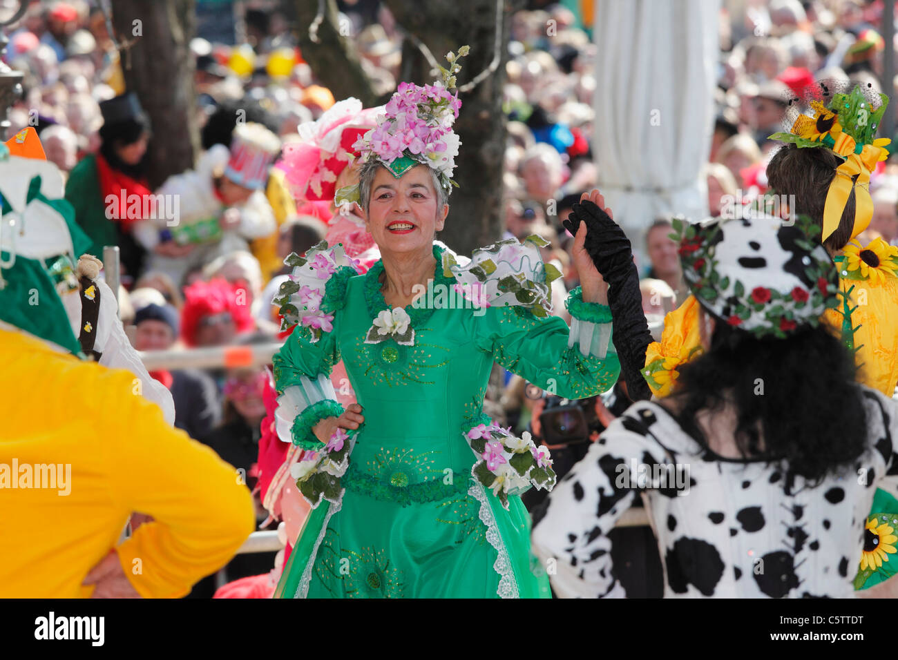 In Germania, in Baviera, Baviera, Monaco di Baviera, danza di market-le donne al Viktualienmarkt Foto Stock