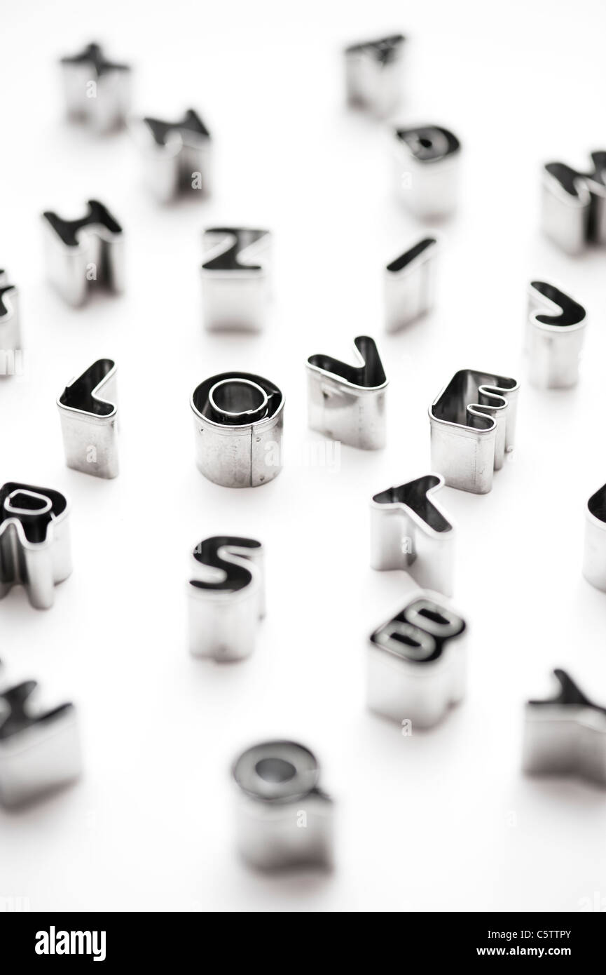 Amore e alfabeto lettere / piccole frese di pasticceria su sfondo bianco Foto Stock