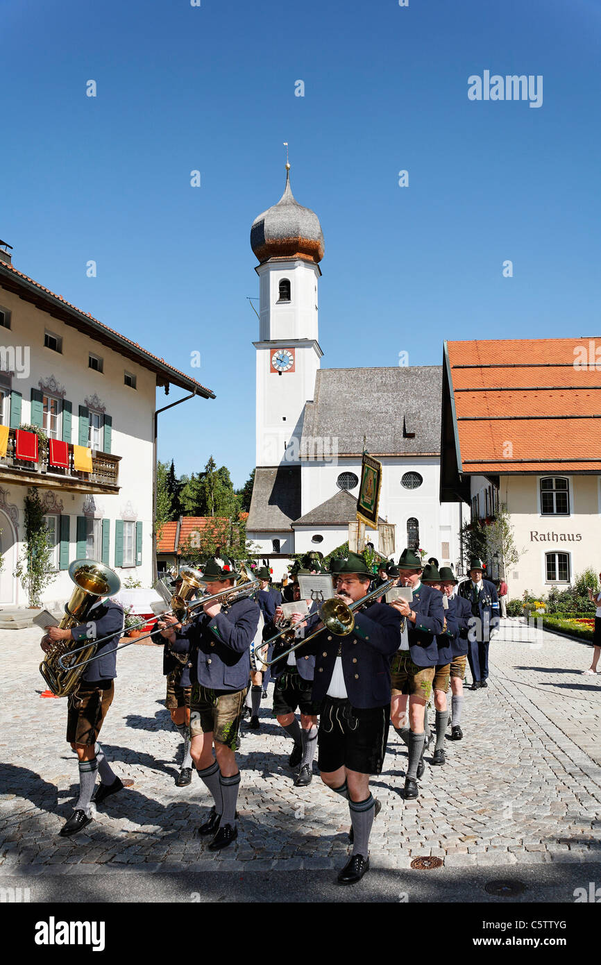 In Germania, in Baviera, Gmund am Tegernsee, gli uomini alla festa della processione del Corpus Domini Foto Stock