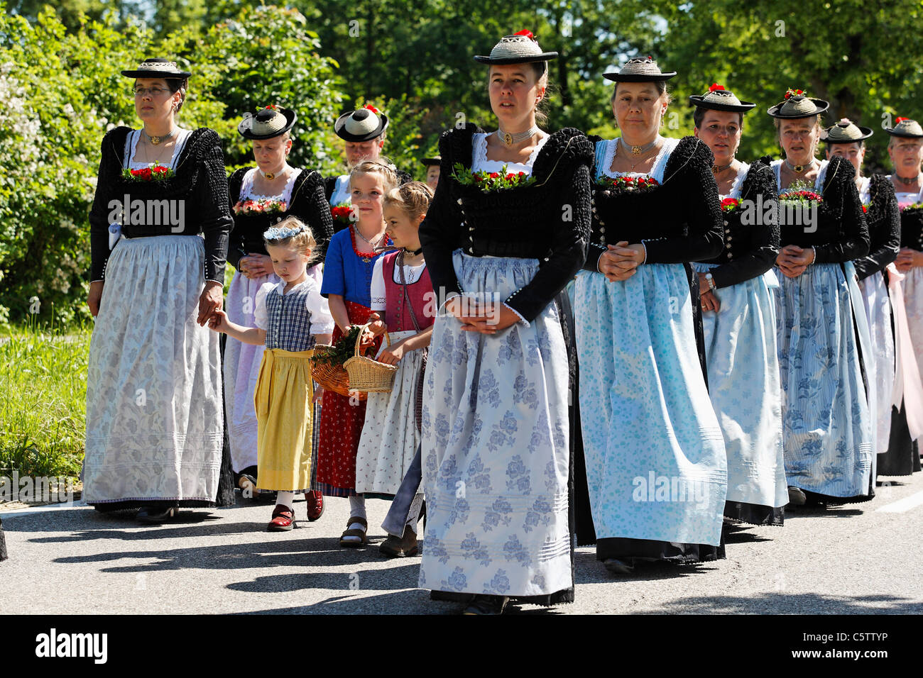 In Germania, in Baviera, Gmund am Tegernsee, donne e ragazze alla festa della processione del Corpus Domini Foto Stock