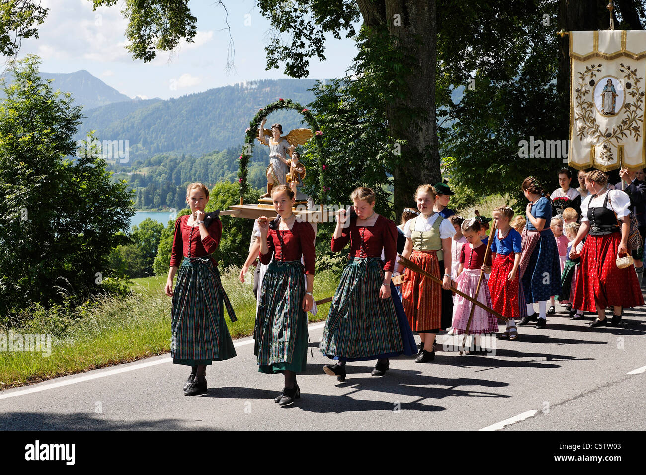 In Germania, in Baviera, Gmund am Tegernsee, donne e ragazze alla festa della processione del Corpus Domini Foto Stock