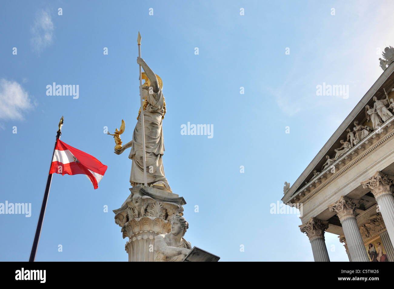 Dea Atena statua davanti alla casa del parlamento sulla Ring Road, Vienna, Austria, Europa, giugno 2011 Foto Stock