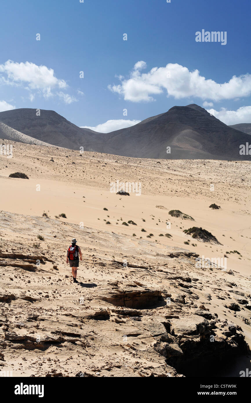 Spagna Isole Canarie Fuerteventura, Jandia, El Jable, Barlovento, gli escursionisti a piedi attraverso dune di sabbia Foto Stock