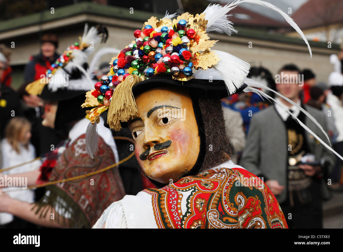 Austria, Tirolo, persone in abiti tradizionali a carnevale Foto Stock