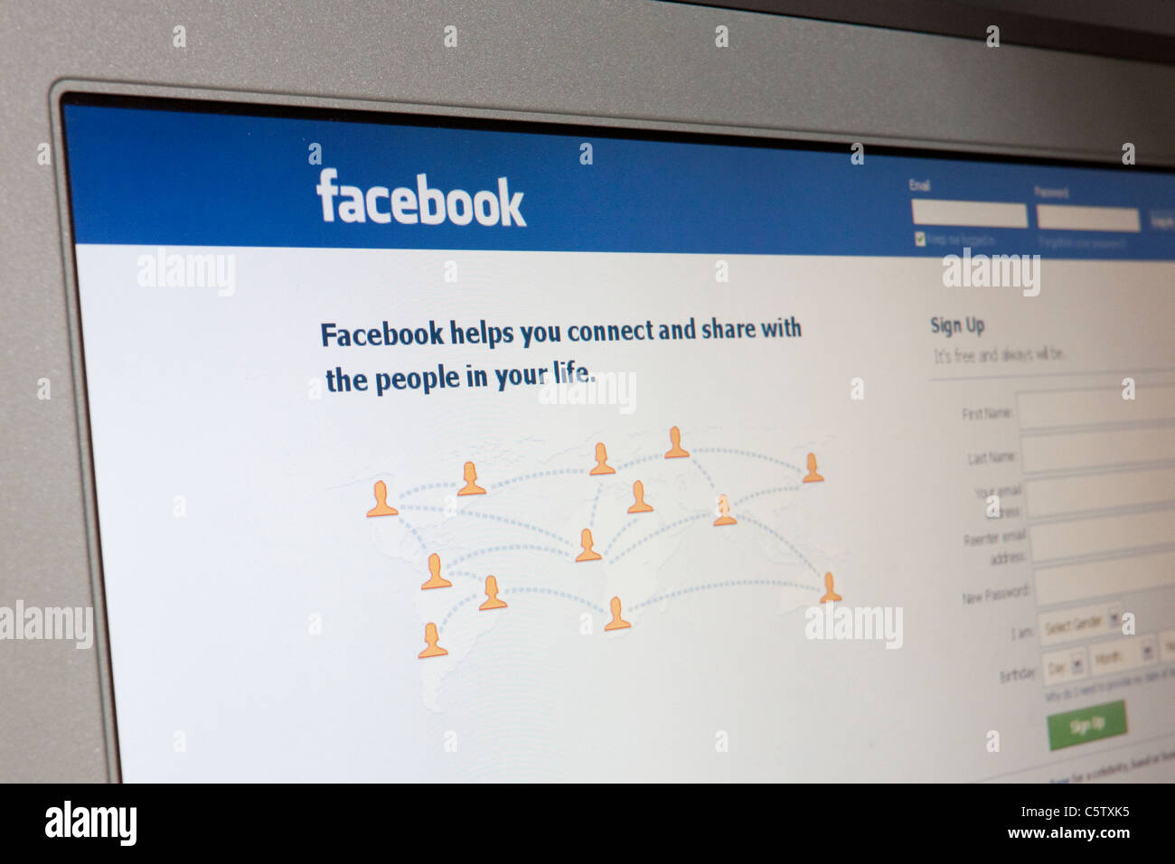 Sito web Facebook Login schermo su un monitor di computer, England, Regno Unito Foto Stock
