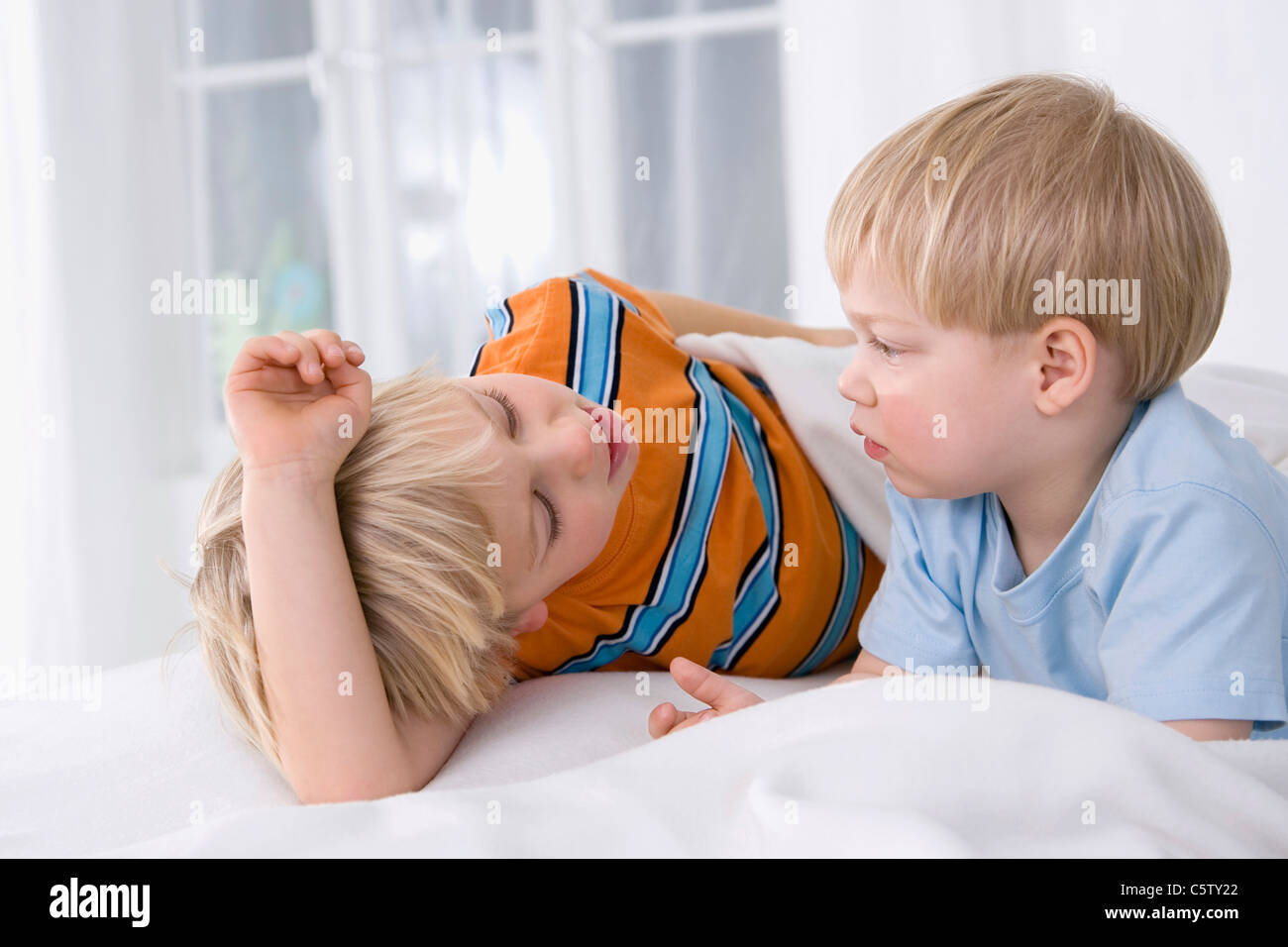 Ragazzo (2-3 anni) al fianco del ragazzo (4-5 anni), ritratto Foto Stock