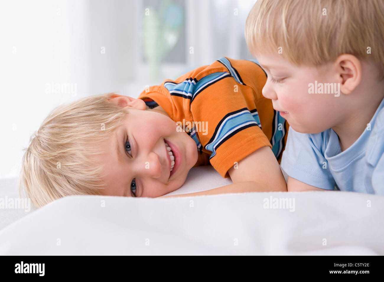 Ragazzo (2-3 anni) al fianco del ragazzo (4-5 anni), ritratto Foto Stock