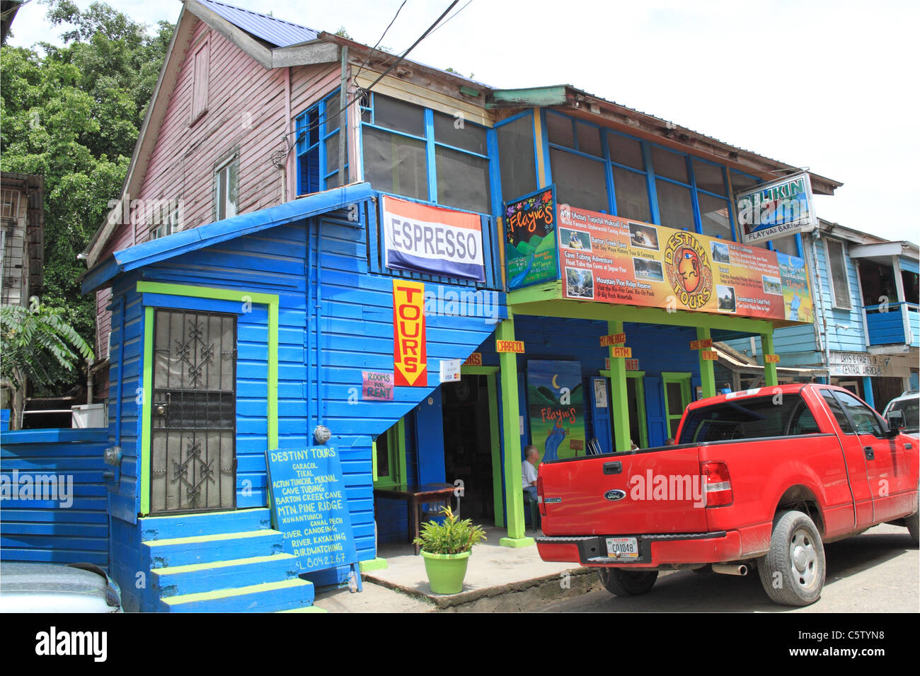 Bar, ristoranti e tour operator su Burn's Avenue nel centro della città di San Ignacio, Cayo, west Belize, America Centrale Foto Stock