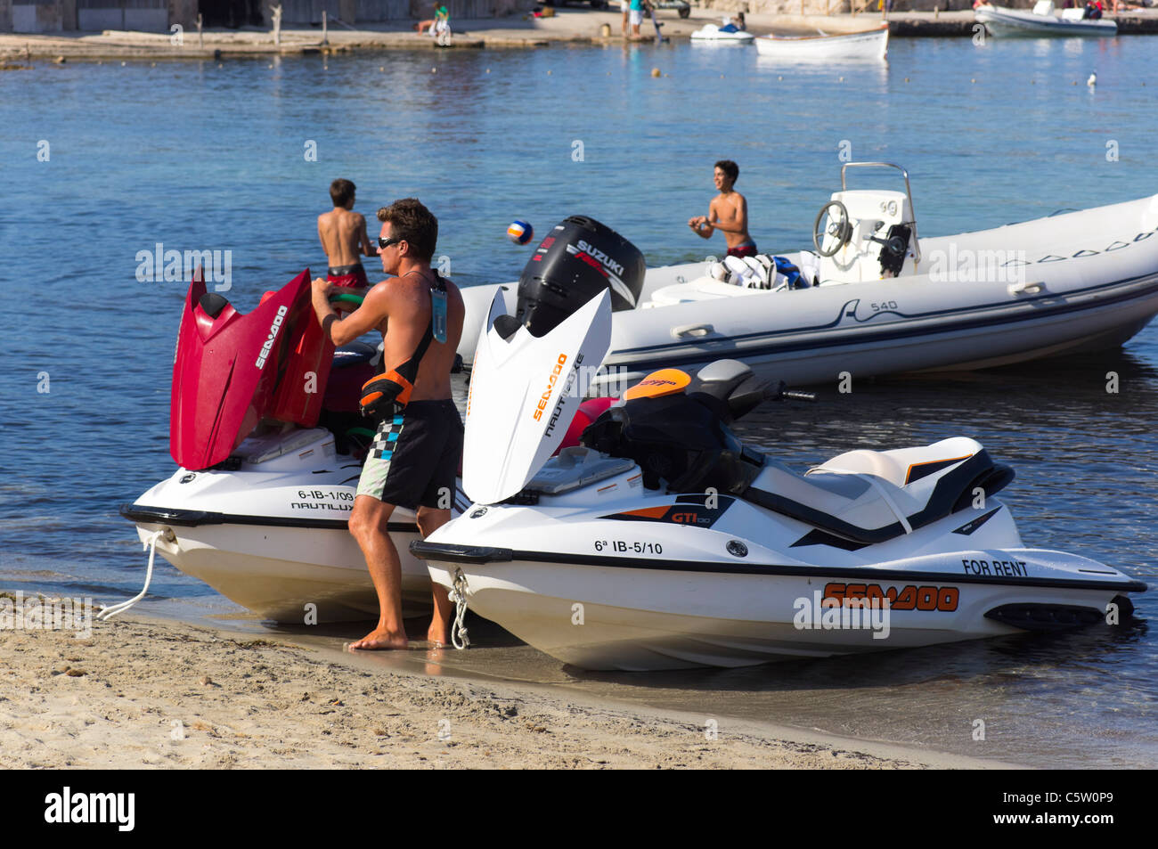 Ibiza, Isole Baleari, Spagna - San Antonio o Sant Antoni de Portmany. Scena di spiaggia. Power Boat Noleggio personale. Foto Stock