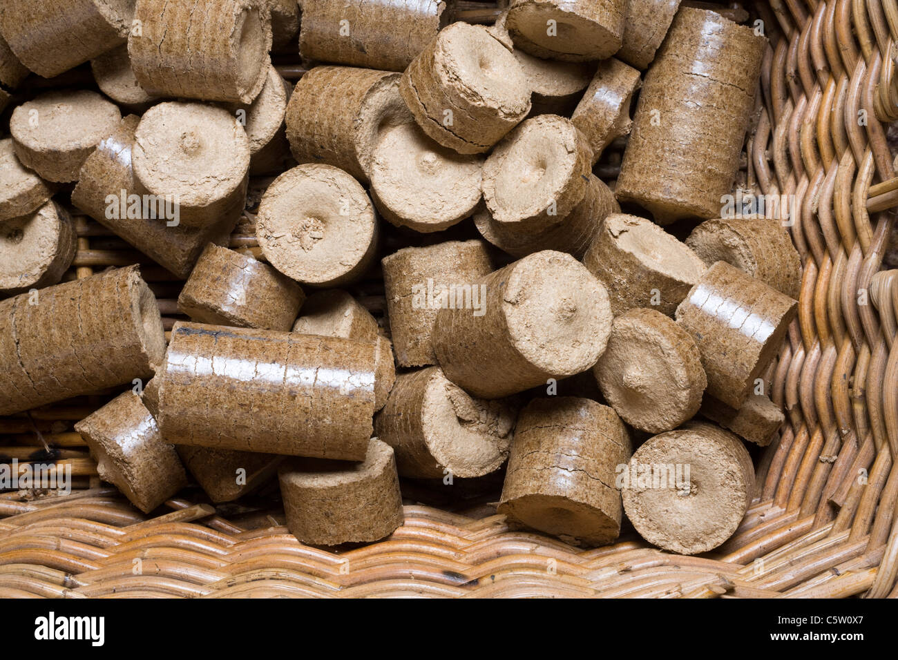 Compresse di trucioli e segatura di pellet in un cestello di registro,  pronto a potenza per uso domestico di una stufa a legna Foto stock - Alamy