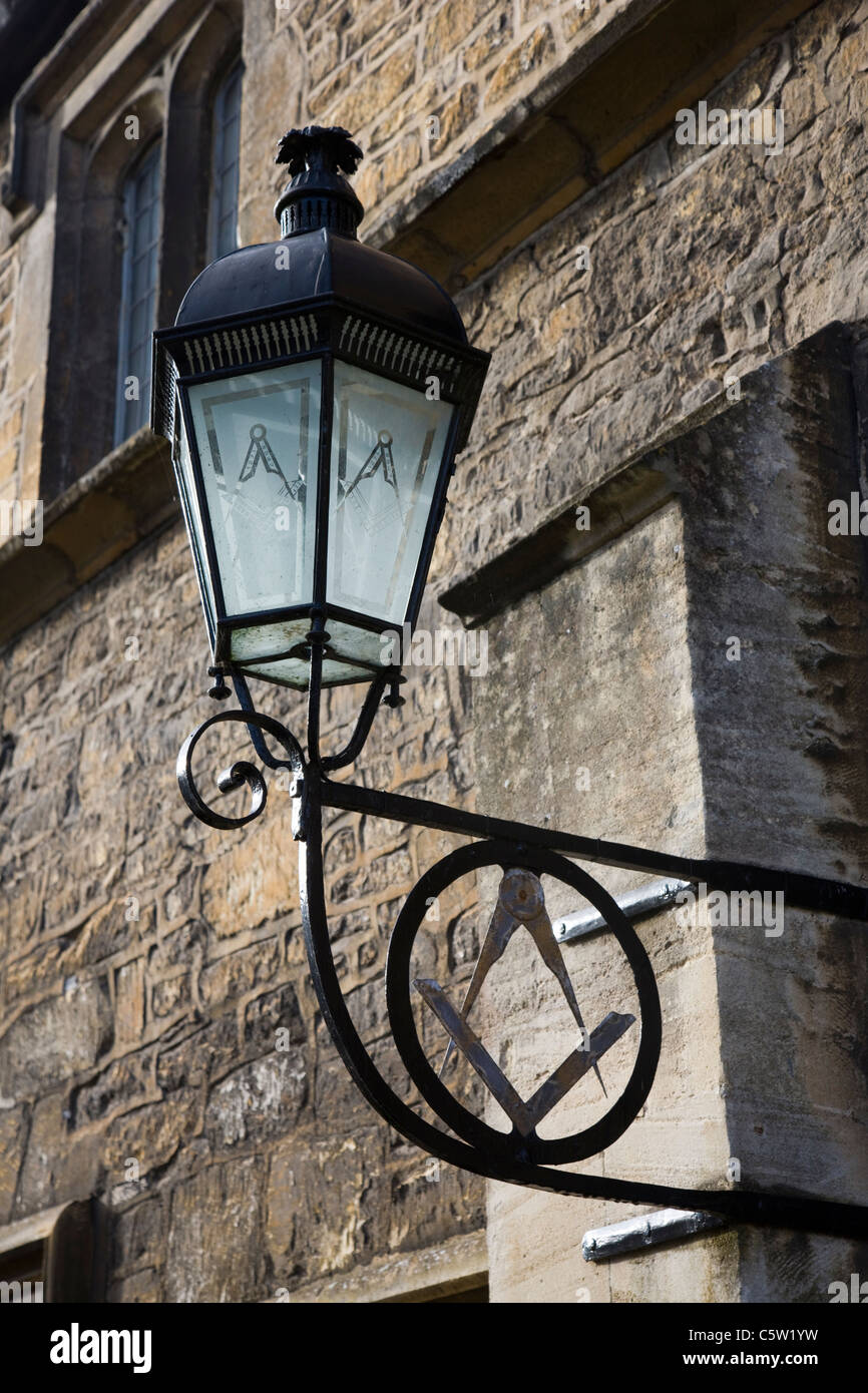 Simboli massonico su un ferro battuto lampione fuori del lodge a Bradford-on-Avon Foto Stock