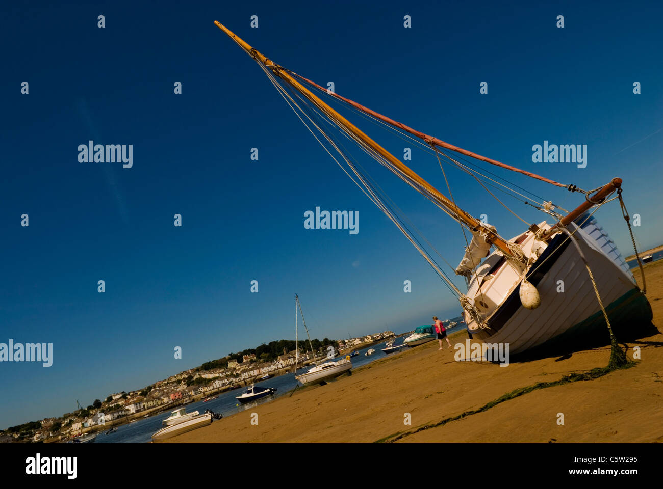 Yacht ormeggiati spiaggiata a Instow, estuario del fiume Torridge con Appledore in background, costa Nord del Devon, in Inghilterra, Regno Unito Foto Stock
