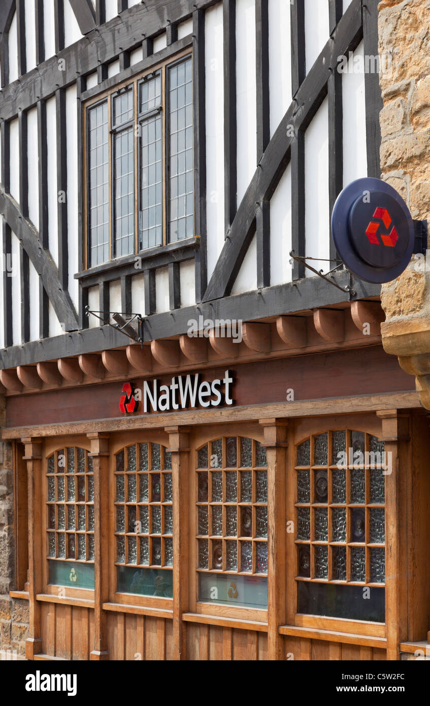 Natwest National Westminster Bank facciata anteriore a metà edificio con travi di legno Sherbourne Dorset England Regno Unito GB EU Europe Foto Stock