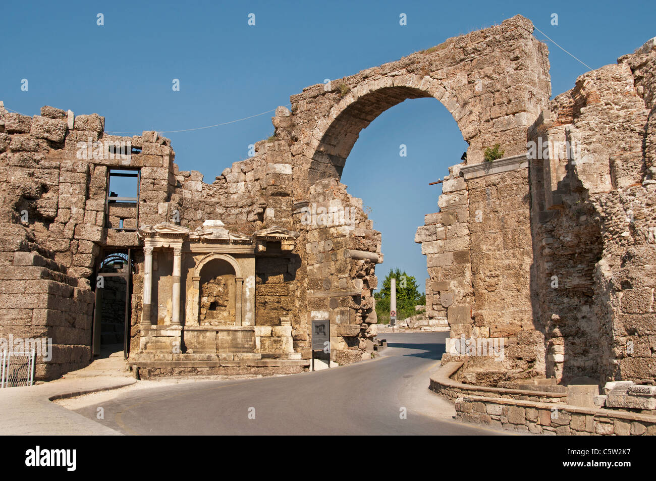 Side Turchia rovine Romane Arch archeologia della città Foto Stock