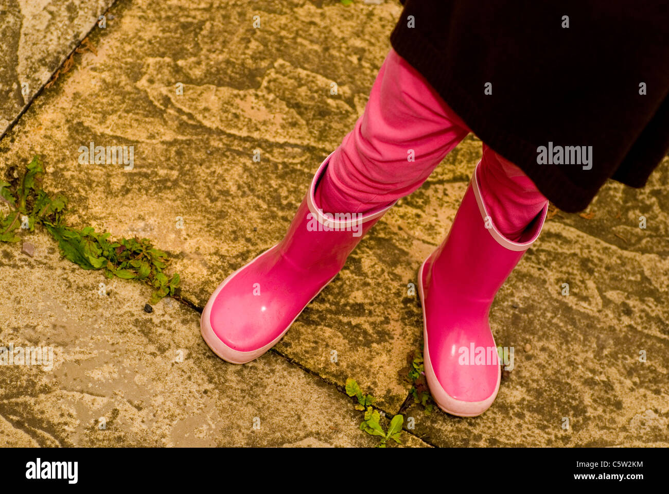 Guardando verso il basso sulla wellies rosa Foto Stock